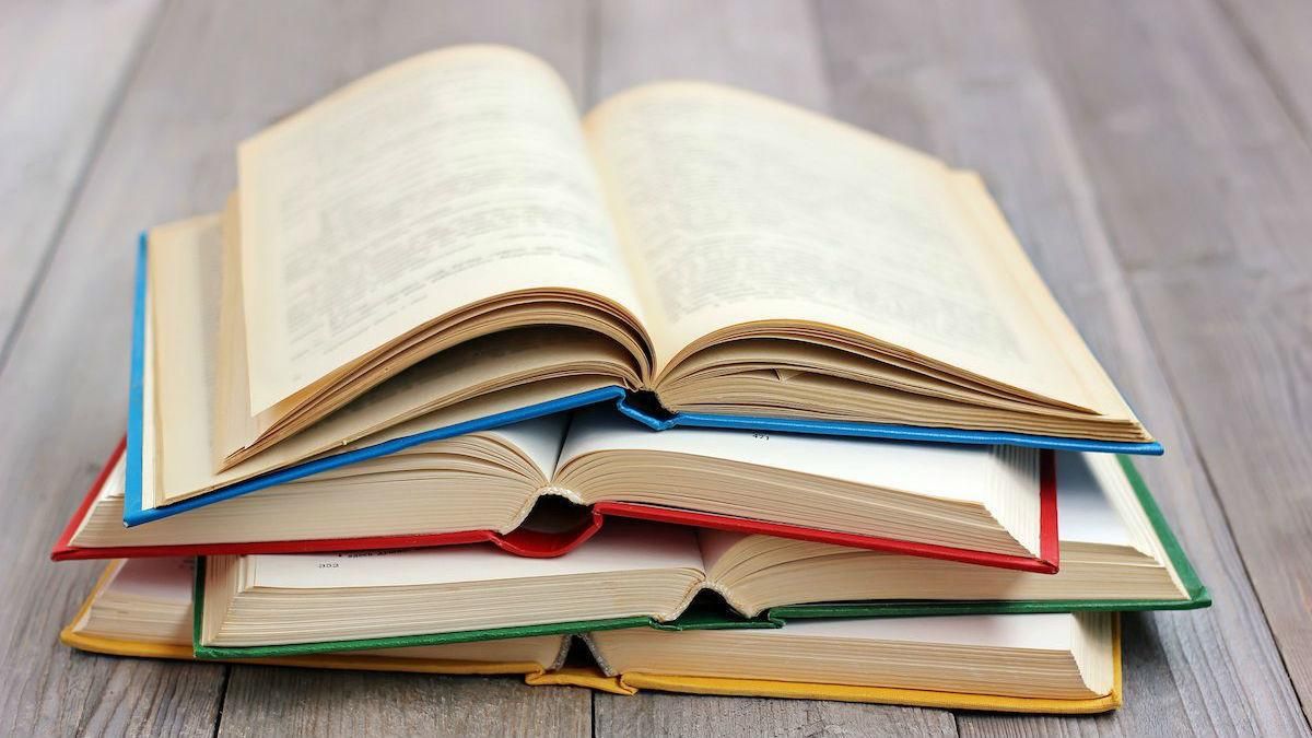 Akkusativ / Dativ (Präpositionen) – in, auf, an, mit, bei, für, von…